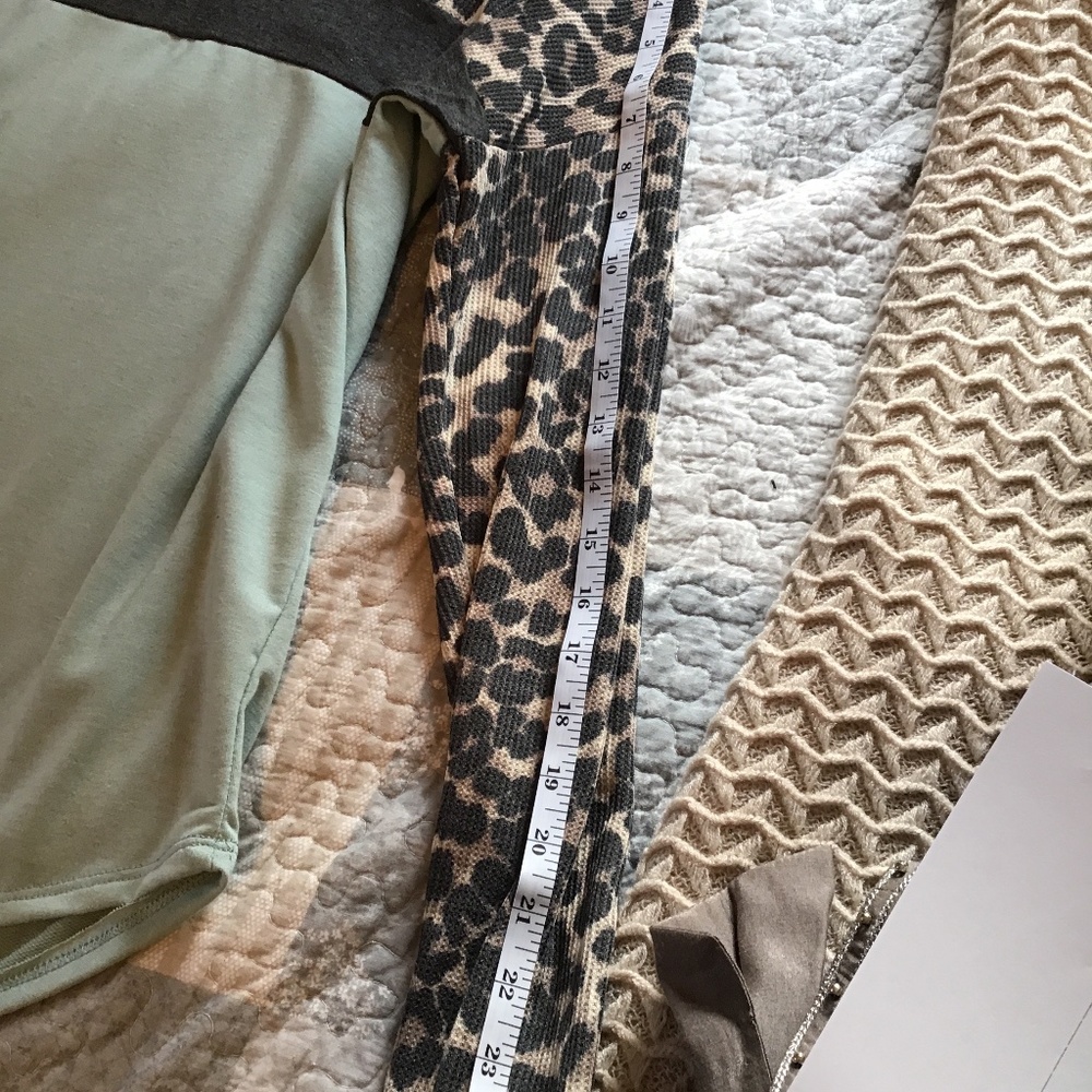 Boutique Lovely J knit sage/leopard prInt top - Picture 9 of 9